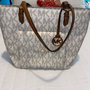 Micheal Kors purse, good condition, white
